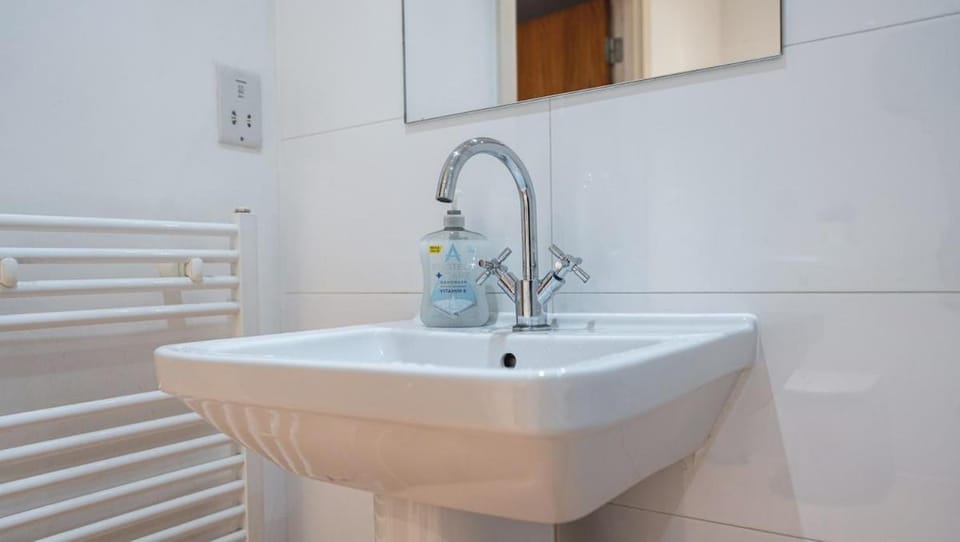 Modern 1BR - Parking Included -Sleeps 6 Apartment in London Borough of Southwark