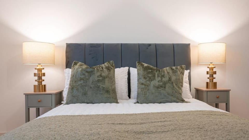 Modern 1BR - Parking Included -Sleeps 6 Apartment in London Borough of Southwark