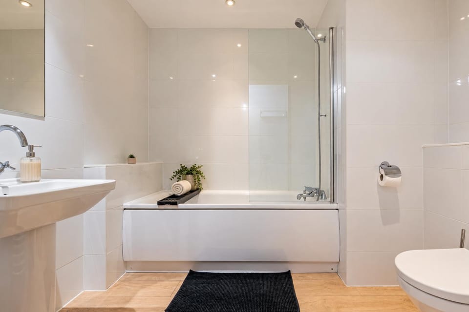 Modern 1BR - Parking Included -Sleeps 6 Apartment in London Borough of Southwark
