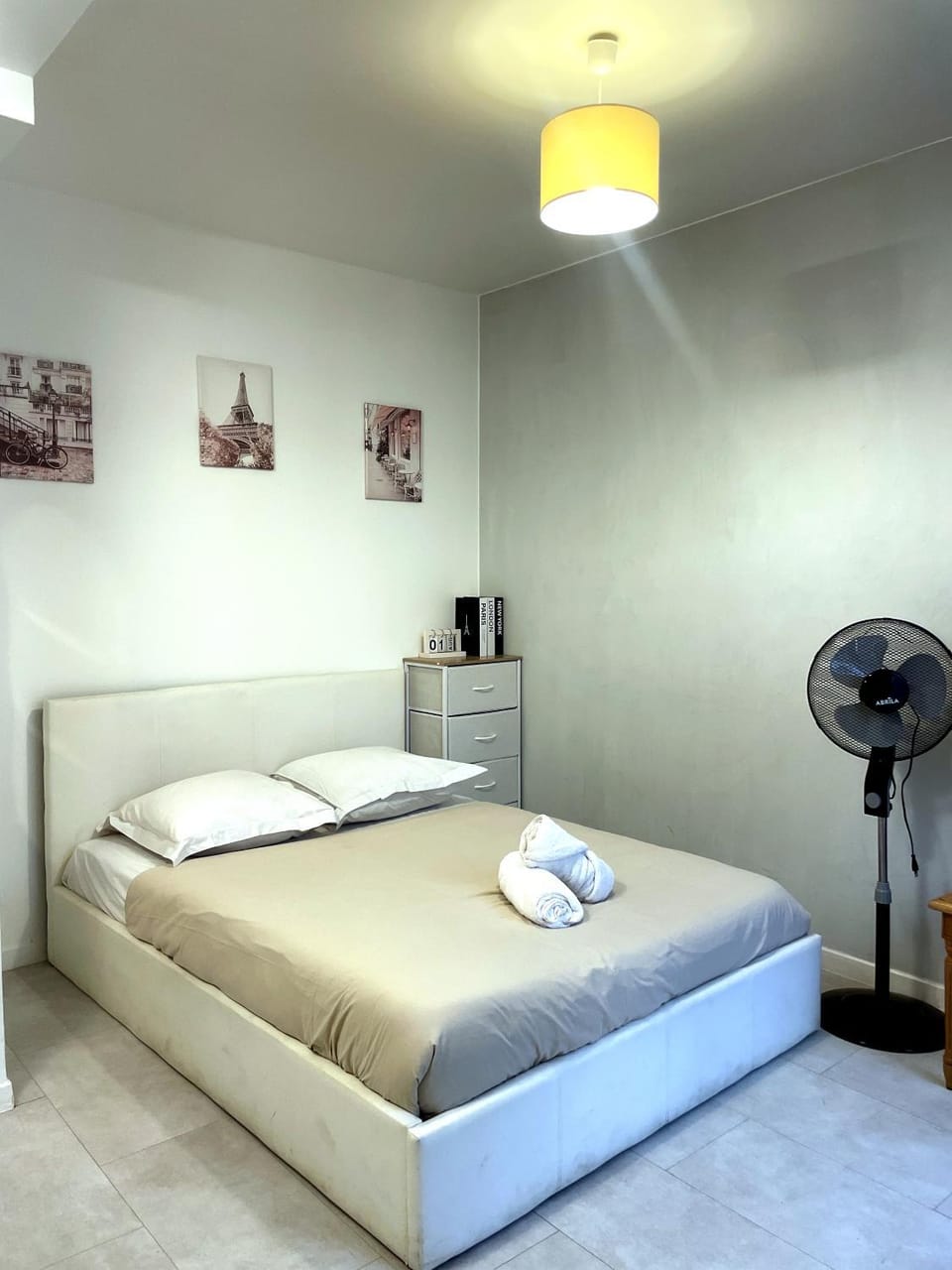 Bed, Photo of the whole room, towels