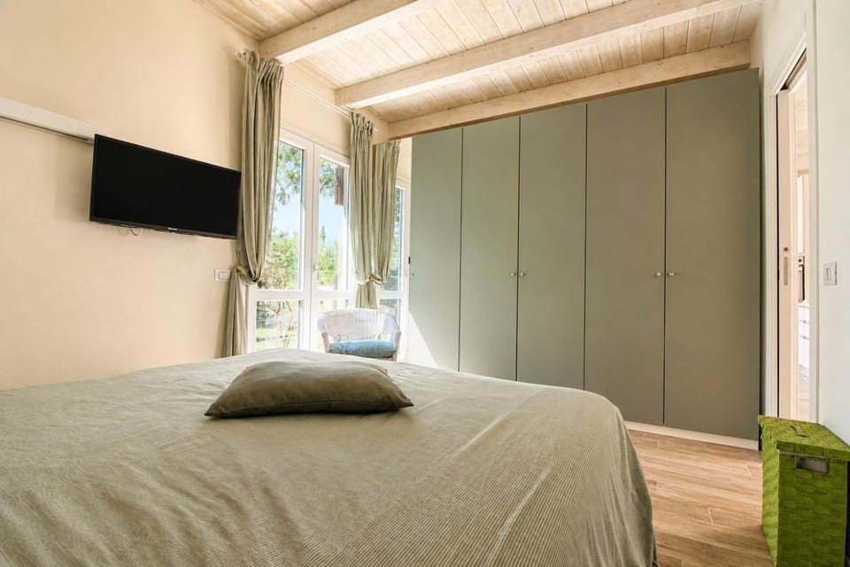 Bedroom, wardrobe