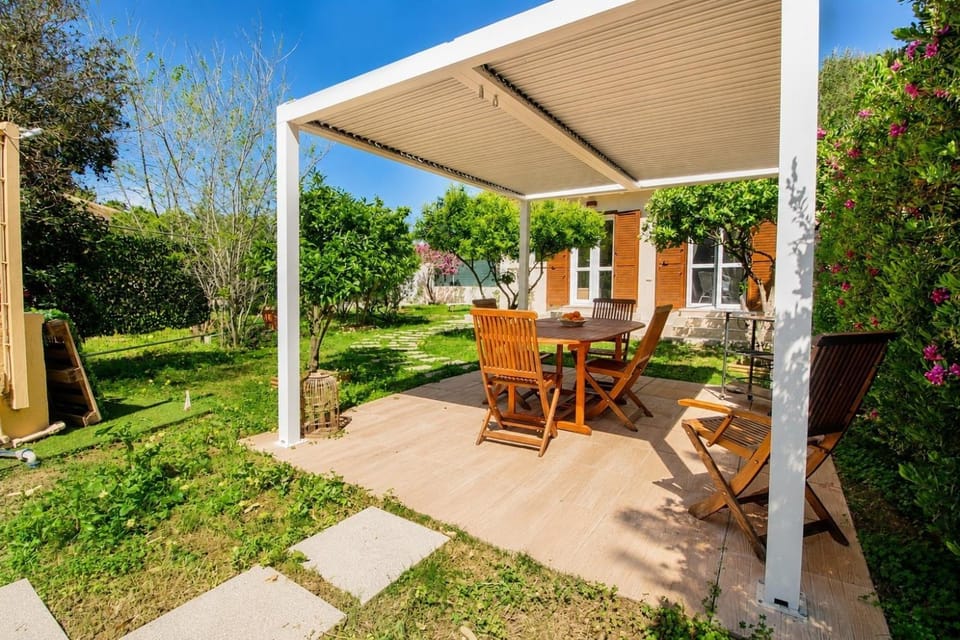 Patio, Dining area, Garden view