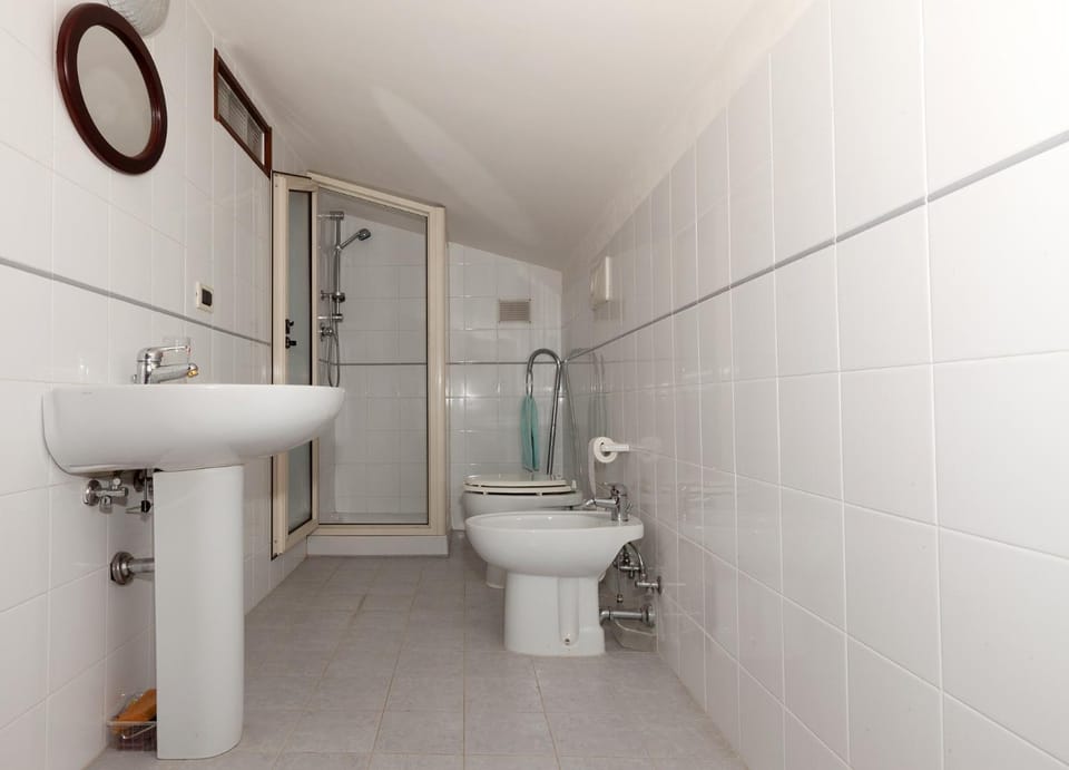 Shower, Toilet, Bathroom, bidet, towels