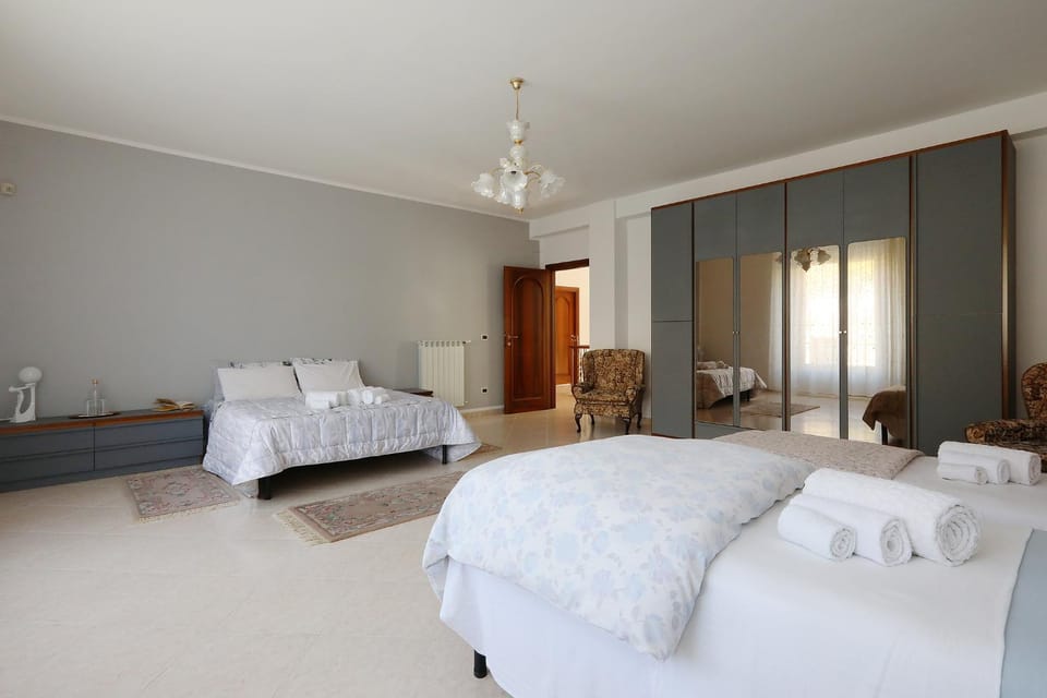 Bed, Photo of the whole room, Seating area, Bedroom, towels, wardrobe