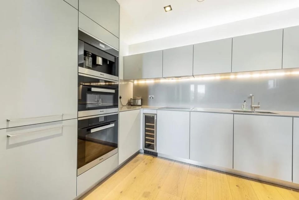 Kitchen or kitchenette, dishwasher, minibar, oven, stove
