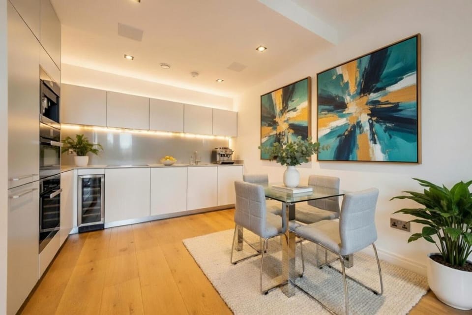 Kitchen or kitchenette, Seating area, Dining area