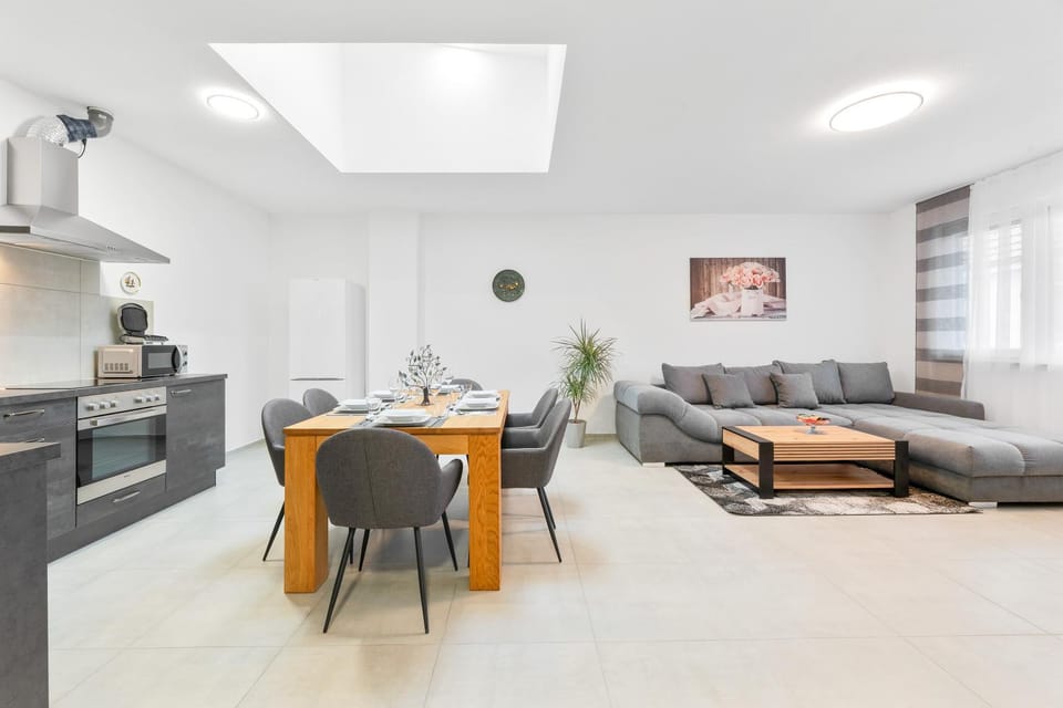 Kitchen or kitchenette, Living room, Seating area, Dining area