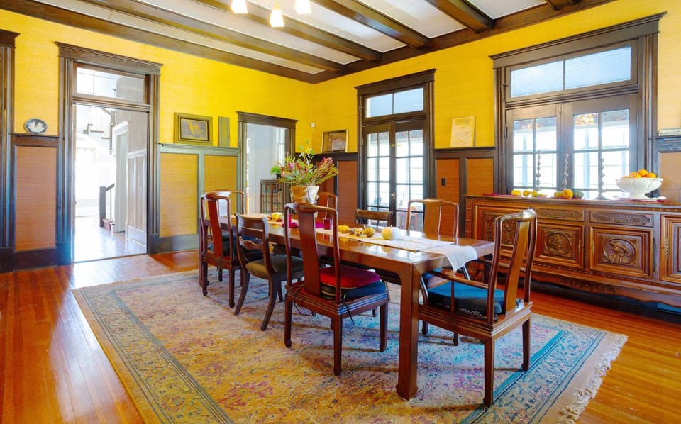 1906 Haus Stay for 13 with Access to Pool Hot Tub House in Comfort