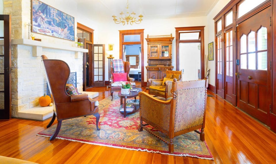 1906 Haus Stay for 13 with Access to Pool Hot Tub House in Comfort