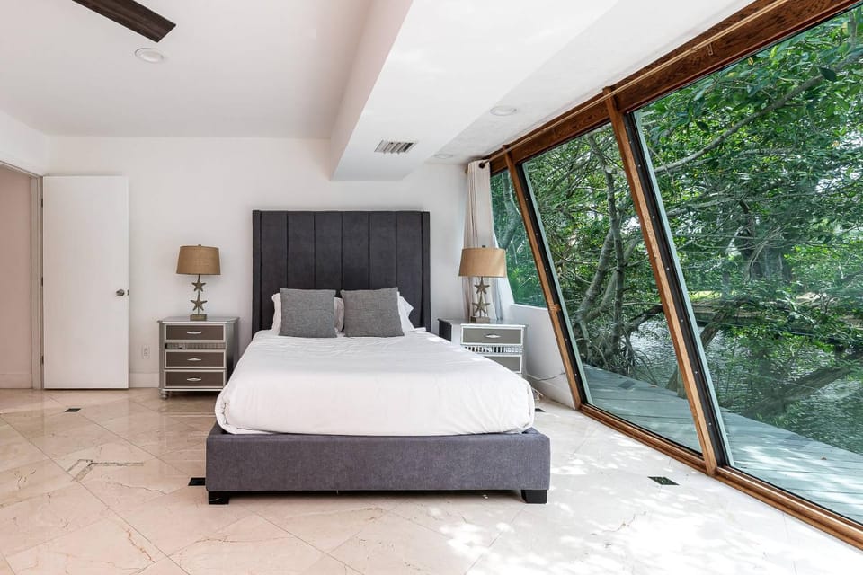 Aventura Lakefront Villa in Ojus