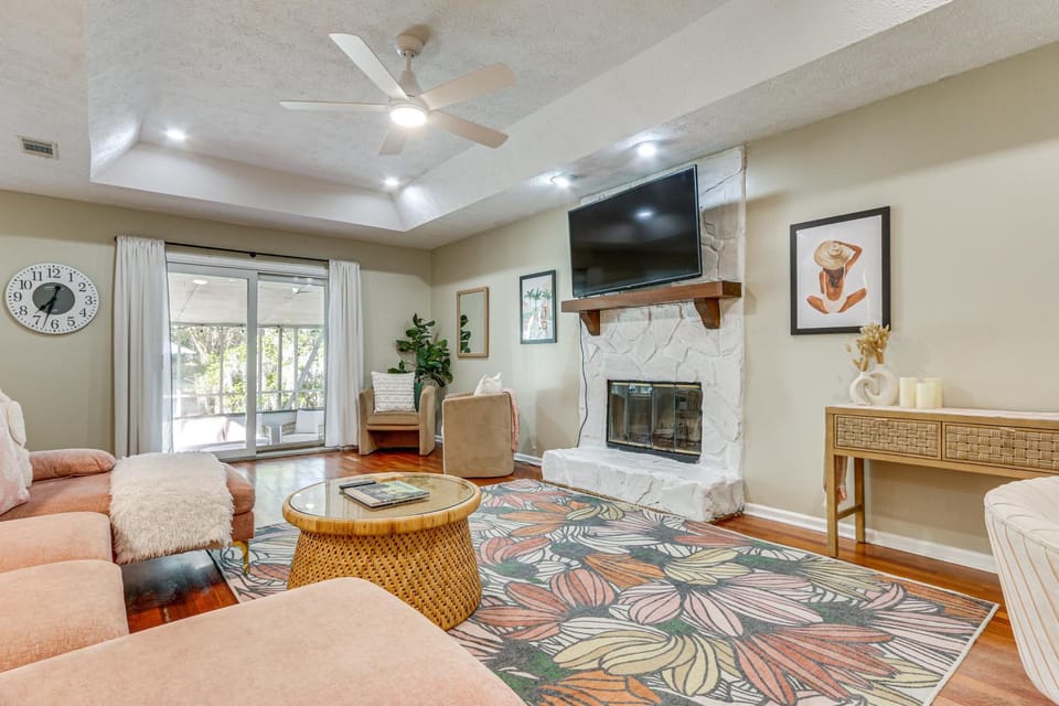 Dogs Welcome! Savannah Escape w/ Fenced-In Yard House in Wilmington Island