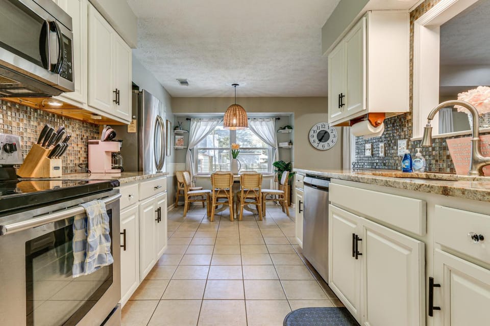 Dogs Welcome! Savannah Escape w/ Fenced-In Yard House in Wilmington Island