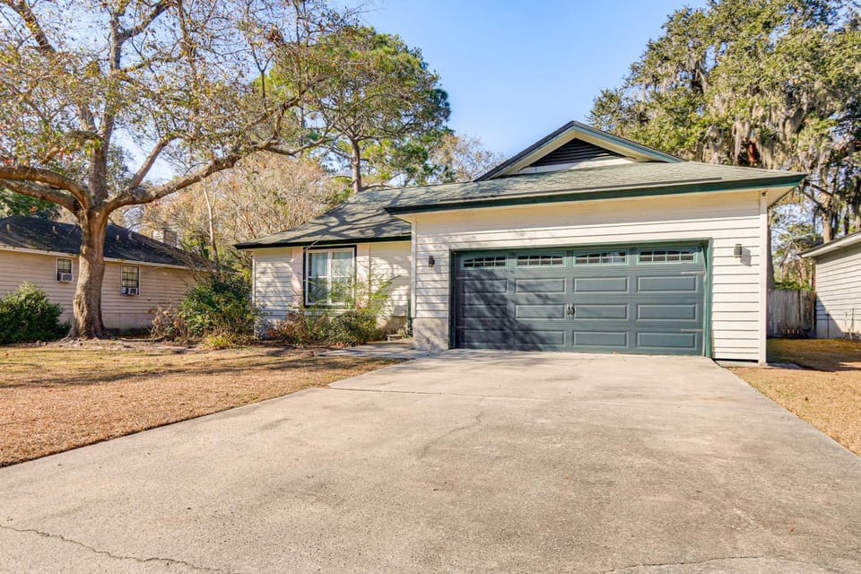 Dogs Welcome! Savannah Escape w/ Fenced-In Yard House in Wilmington Island