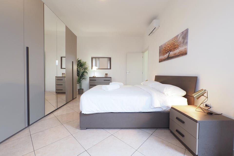Bed, Photo of the whole room, Bedroom, wardrobe, air conditioner
