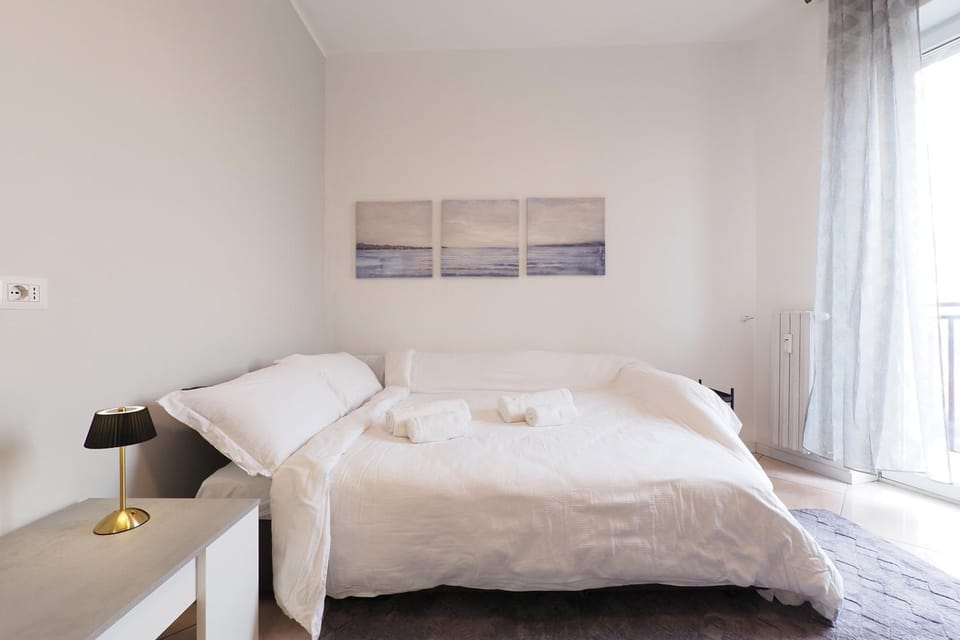 Bed, towels