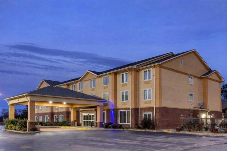 Springplace Inn & Suites Hotel in Marion