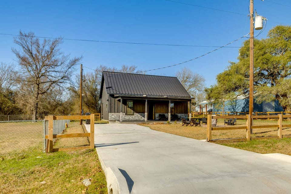 Modern 2BR Near Lake Somerville & Round Top House in Texas