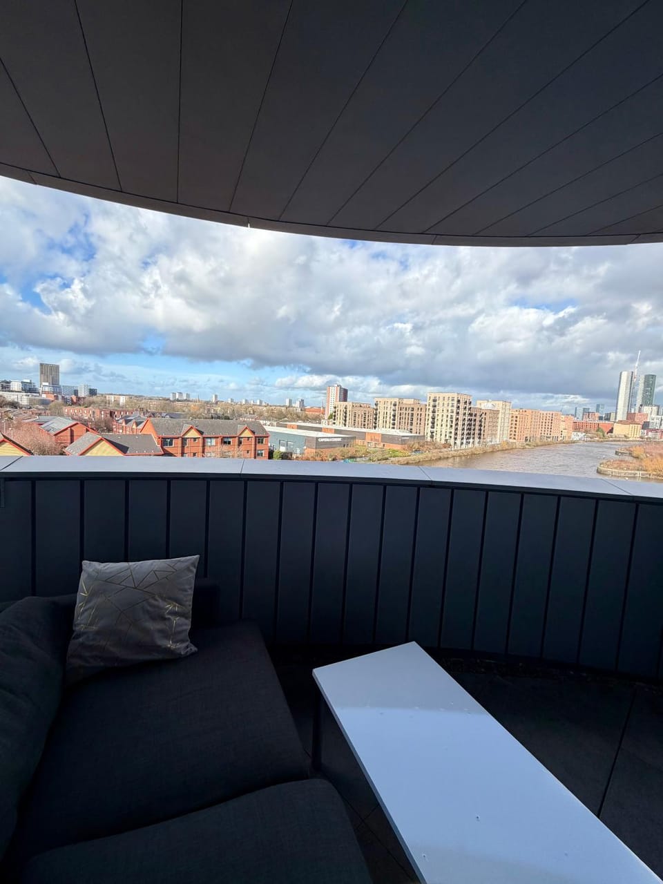 Lux high-rise Two Bed-balcony with waterside view Apartment in Stretford