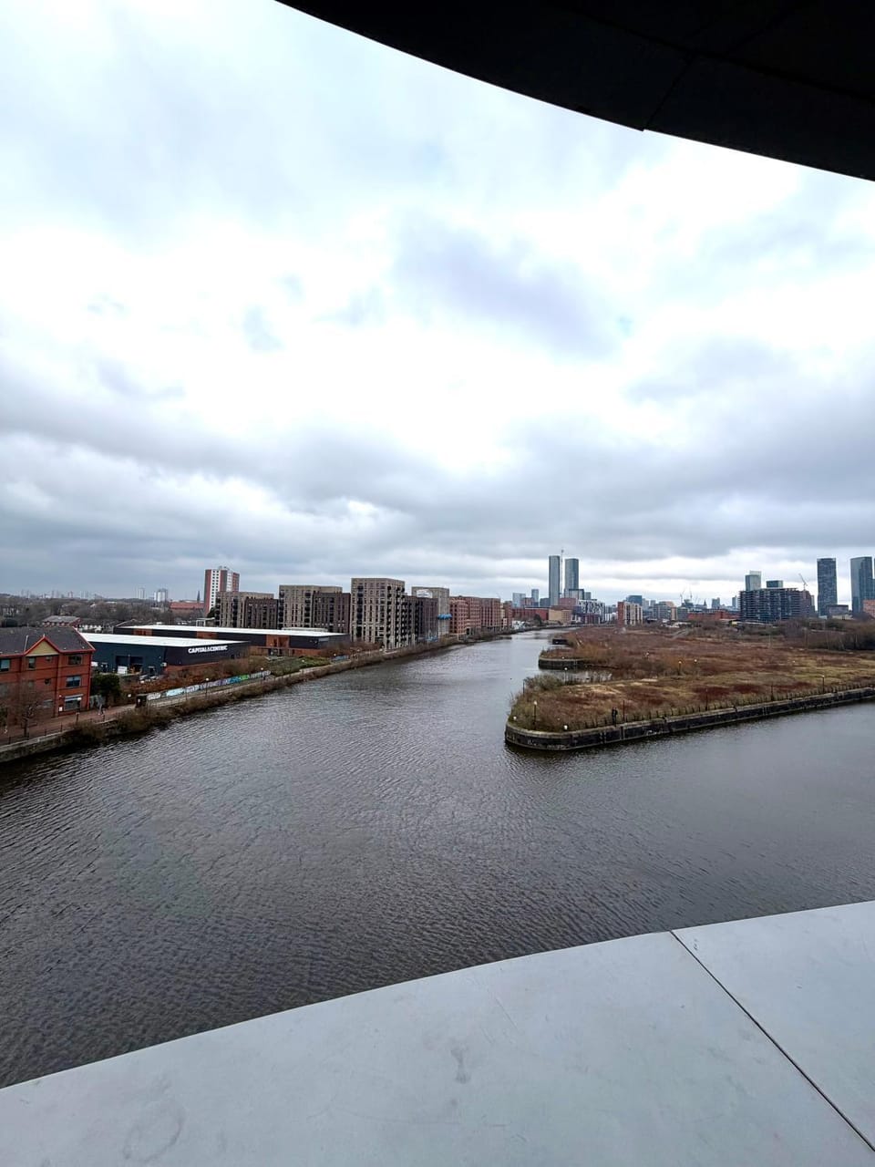Lux high-rise Two Bed-balcony with waterside view Apartment in Stretford