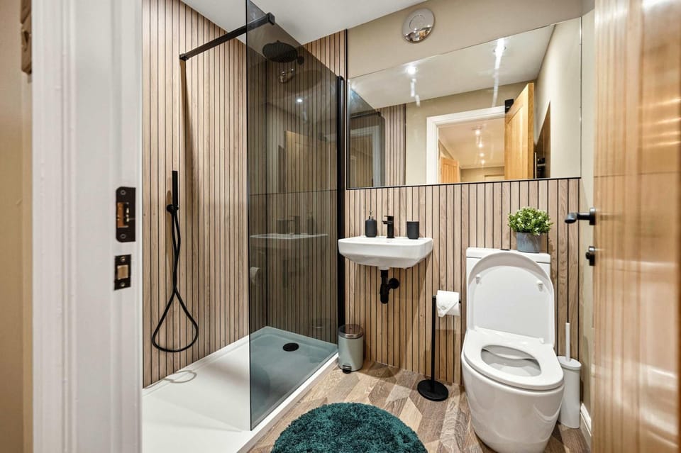 Shower, Toilet, Bathroom, towels