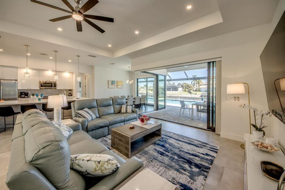 CoralVilla Happy Place-pool, view, boating, spa, BBQ, modern House in Cape Coral