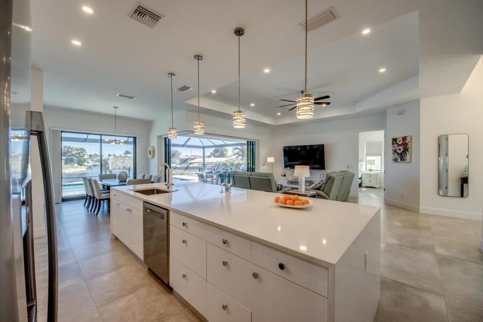 CoralVilla Happy Place-pool, view, boating, spa, BBQ, modern House in Cape Coral
