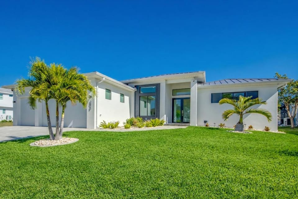 CoralVilla Happy Place-pool, view, boating, spa, BBQ, modern House in Cape Coral