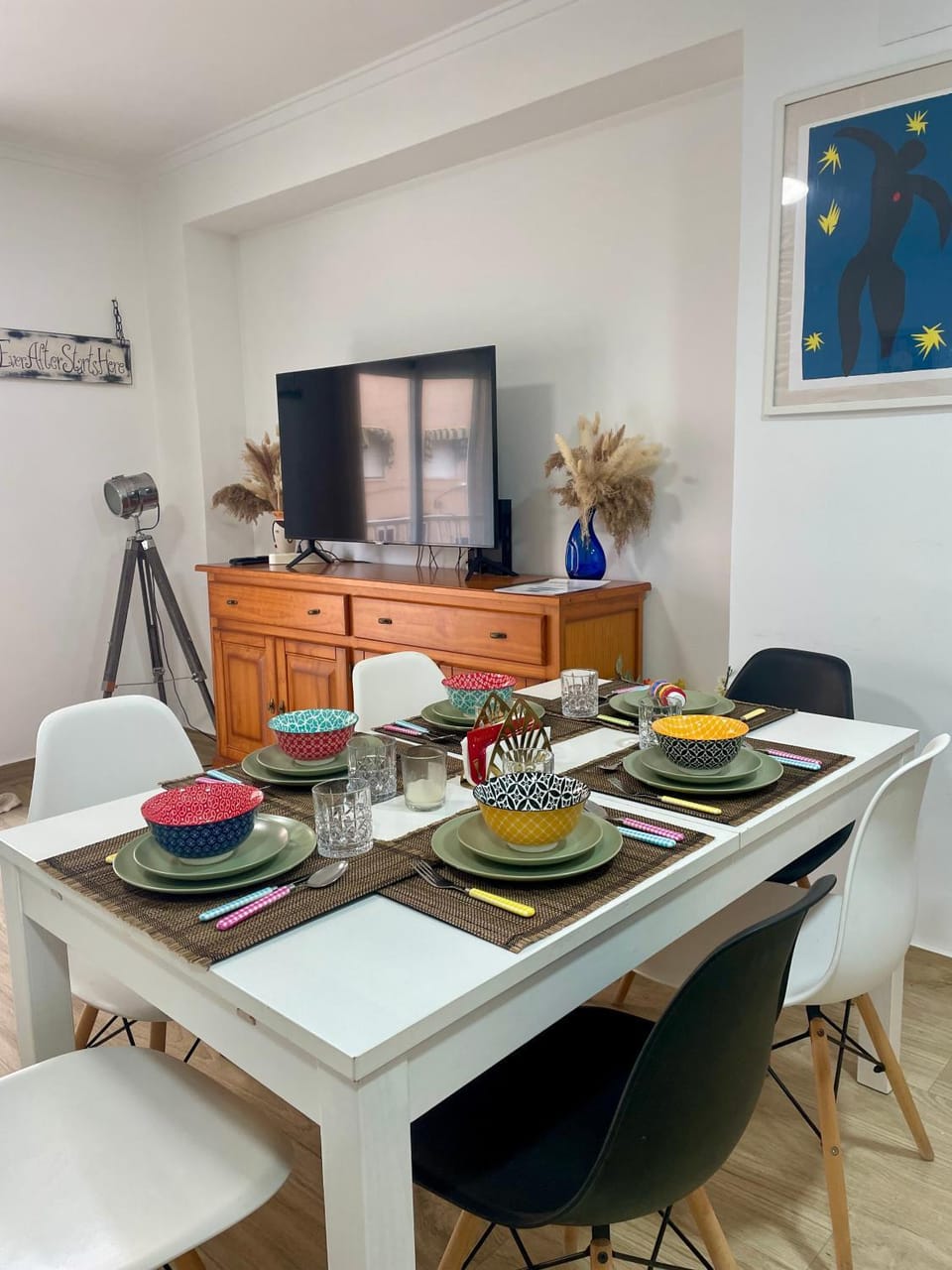 TV and multimedia, Seating area, Dining area