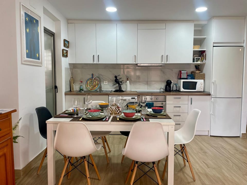 Kitchen or kitchenette, Dining area, dishwasher, oven, toaster
