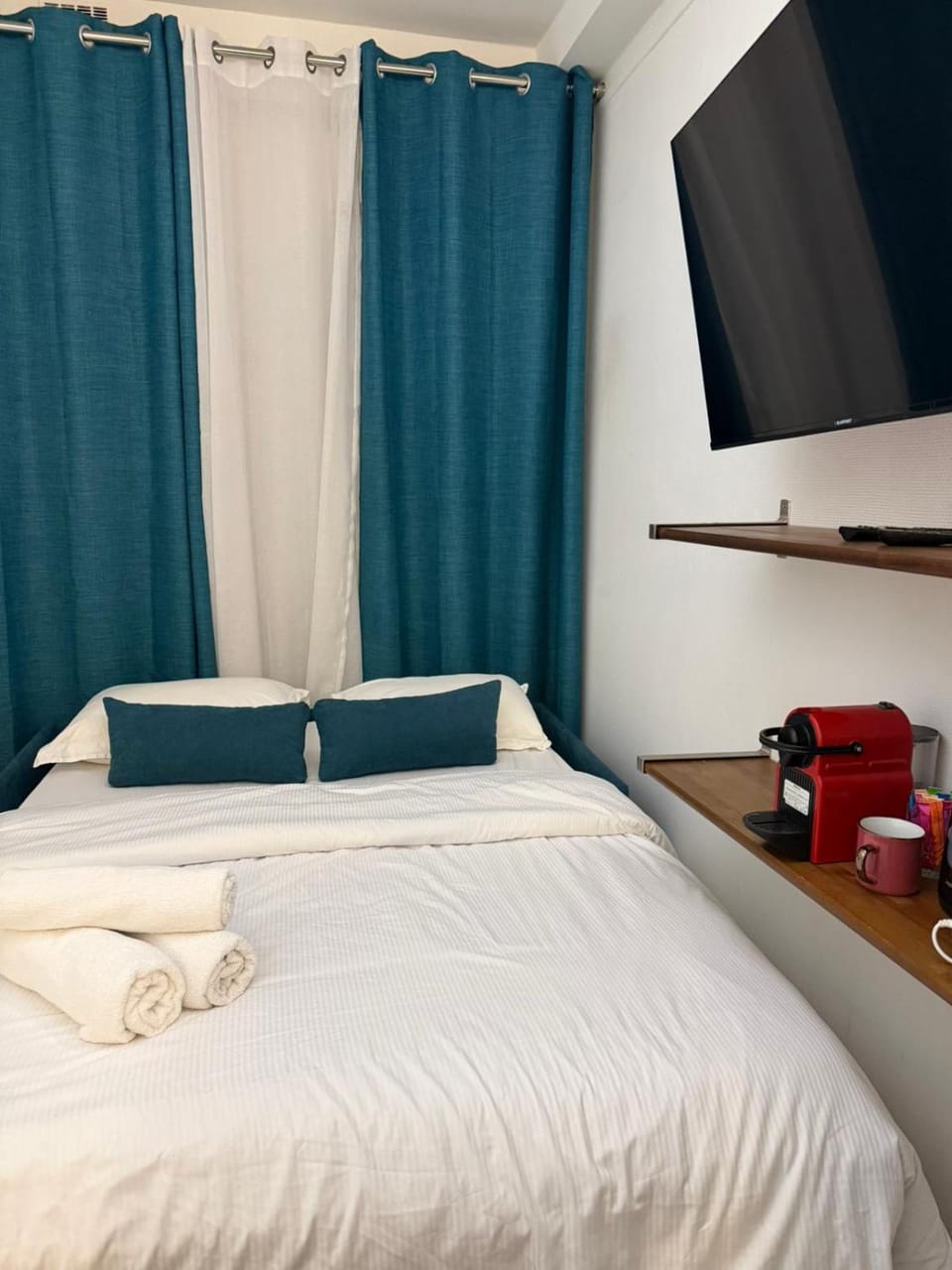Bed, TV and multimedia, Photo of the whole room, Bedroom
