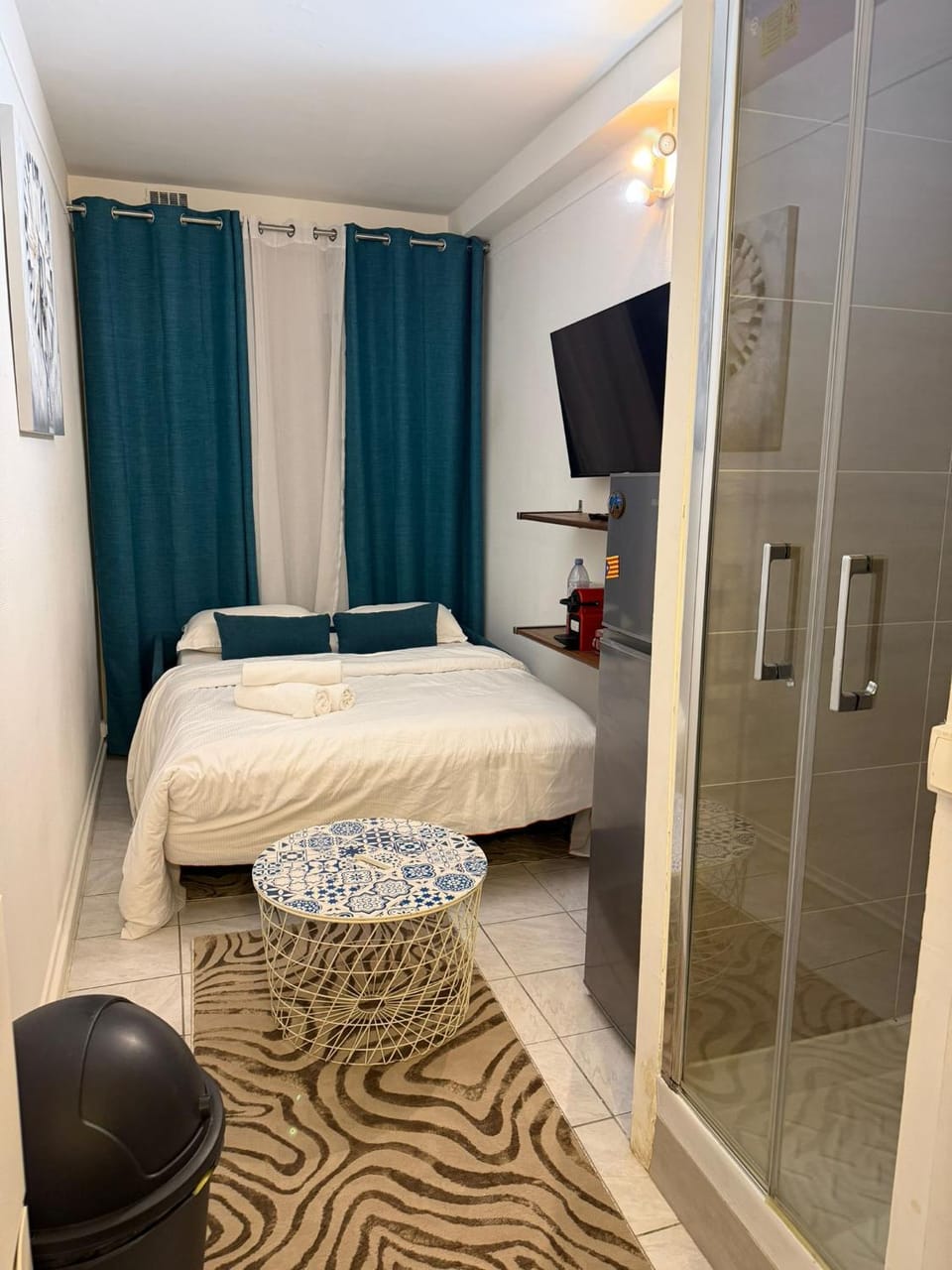 Bed, TV and multimedia, Photo of the whole room, Bedroom