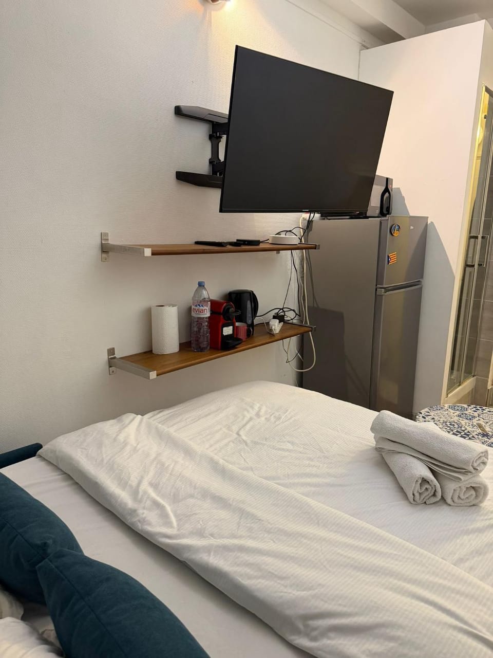Bed, TV and multimedia, Photo of the whole room, Bedroom, towels