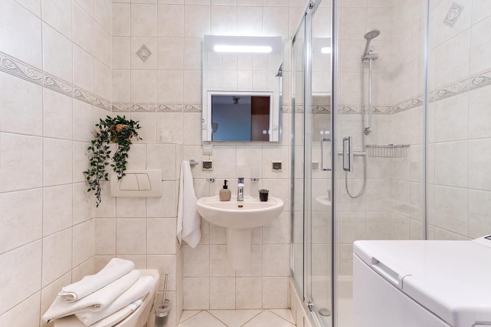 Shower, Toilet, Bathroom, towels