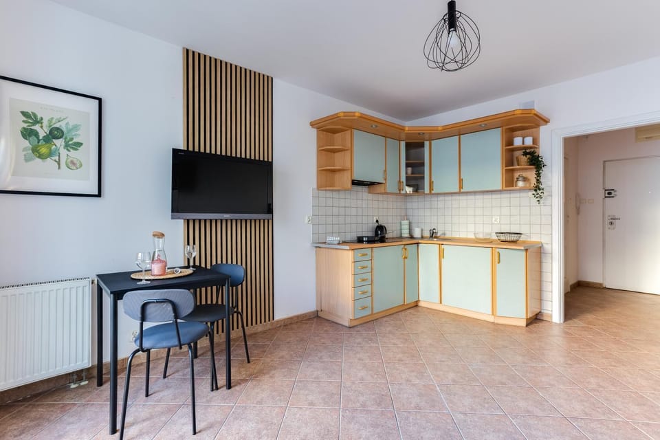 TV and multimedia, Kitchen or kitchenette, Dining area, oven, stove