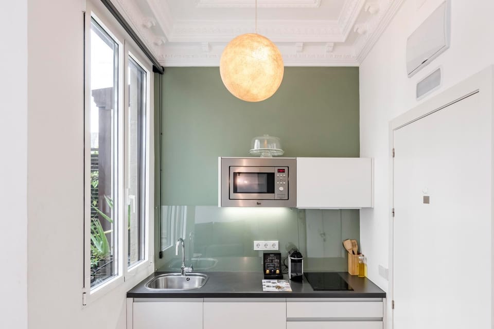 Kitchen or kitchenette, minibar, stove