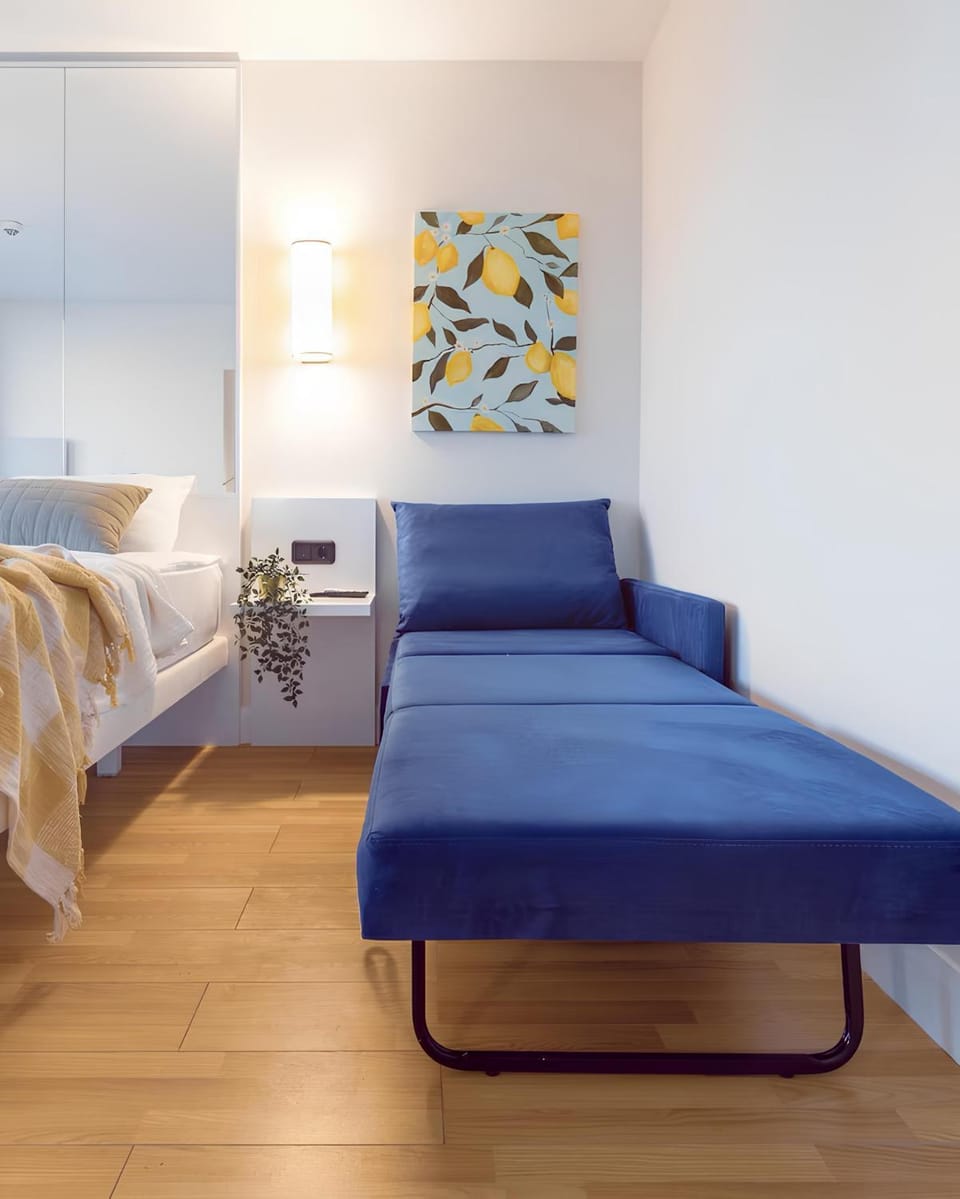 Bed, Living room, Photo of the whole room, Seating area, Bedroom
