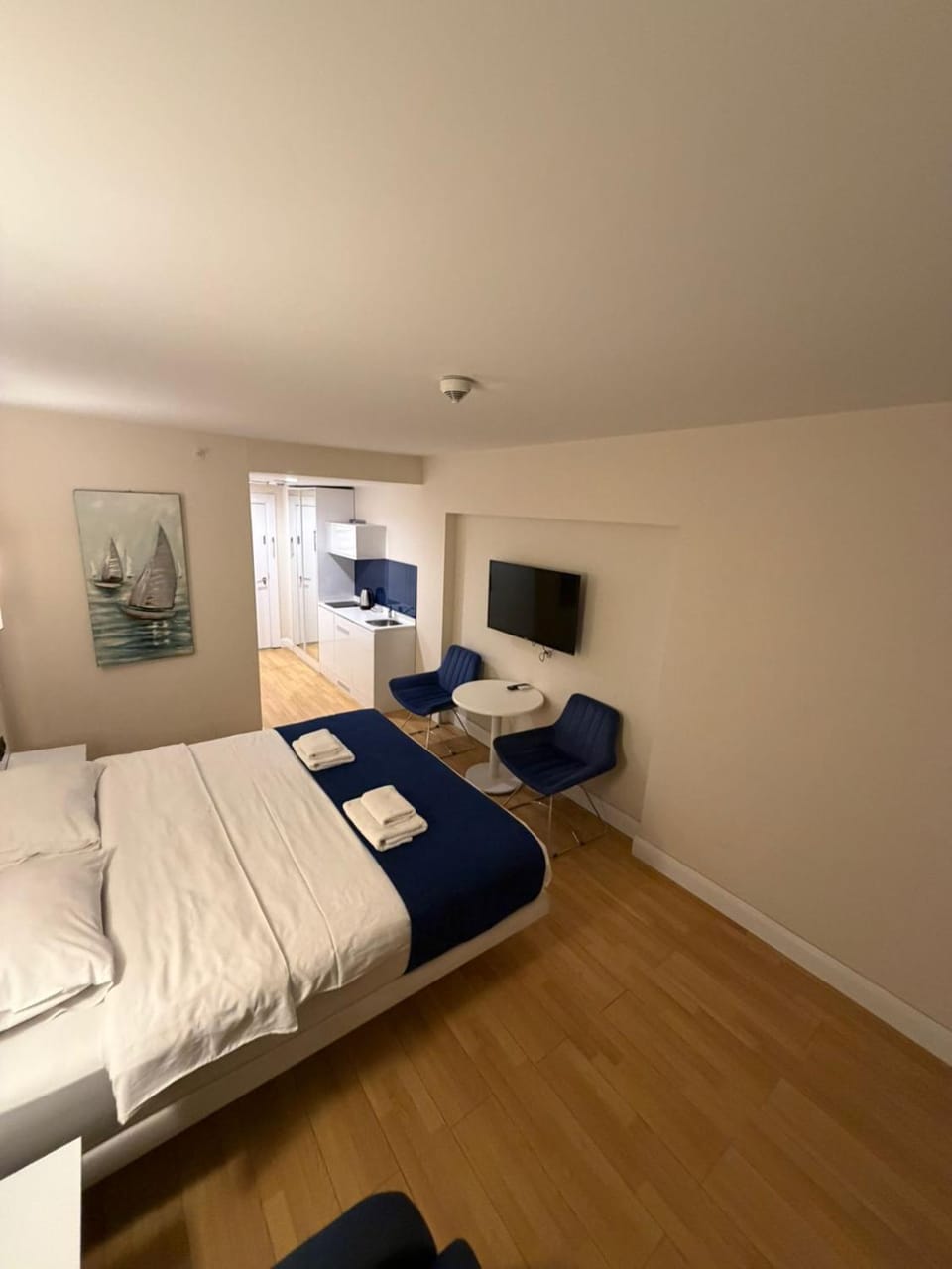 Bed, TV and multimedia, Photo of the whole room, Bedroom, towels