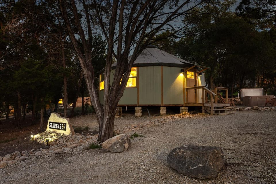 Stargazer Luxe-Yurt with private Hot Tub House in Canyon Lake