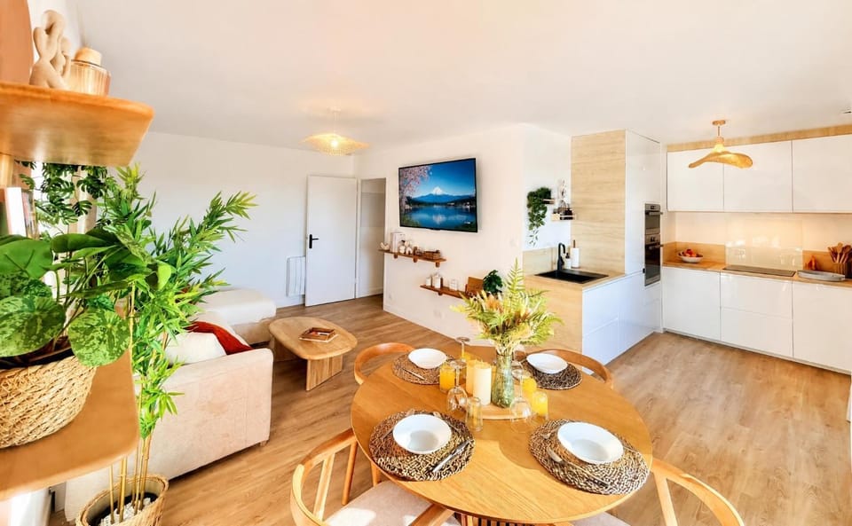 TV and multimedia, Kitchen or kitchenette, Living room, Seating area, Dining area