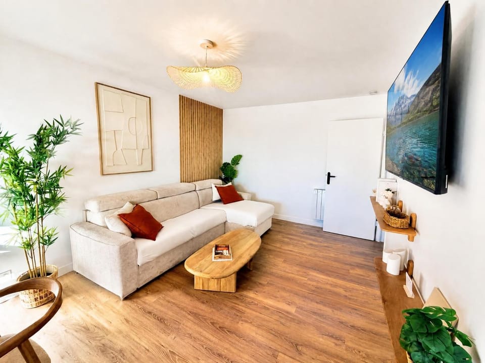 Communal lounge/ TV room, TV and multimedia, Living room, Seating area