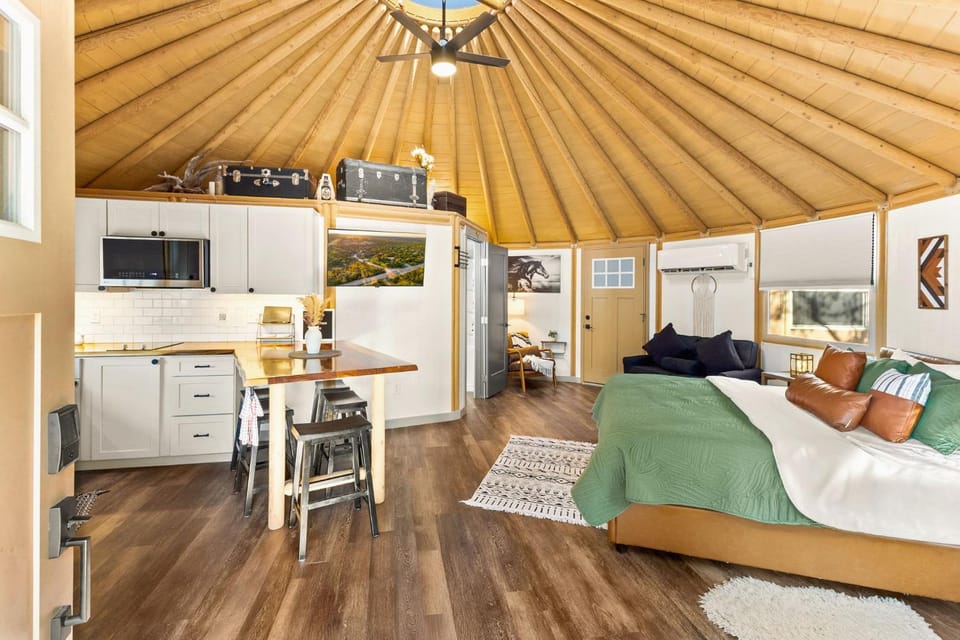 Stetson Luxury Yurt-Cabin - Hot Tub & Soaking Tub Cabin in Canyon Lake