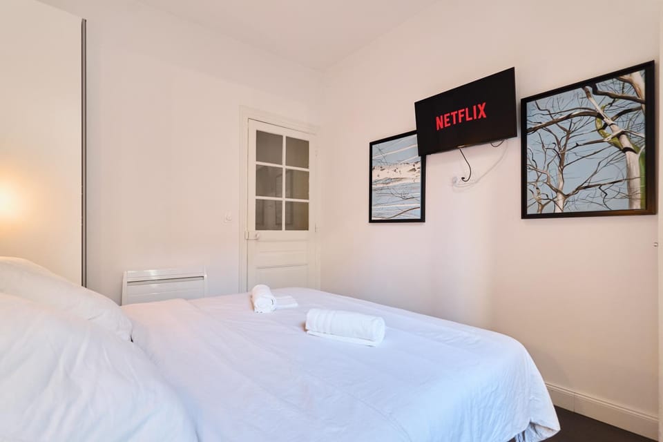 Bed, TV and multimedia, Photo of the whole room, Bedroom, towels
