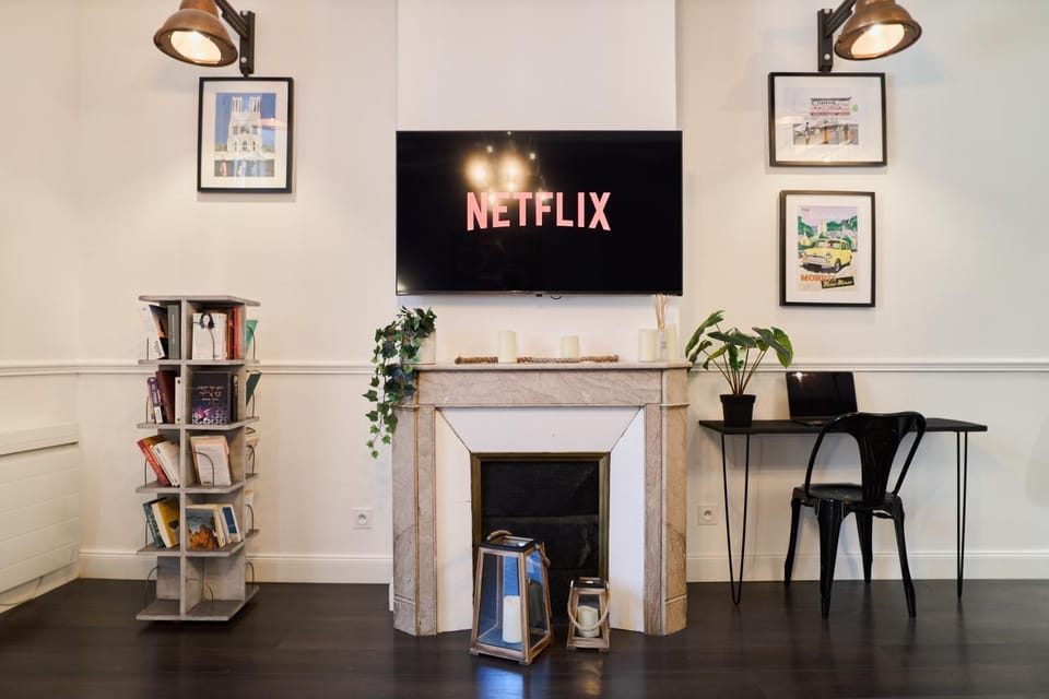 Communal lounge/ TV room, Library, TV and multimedia, Seating area