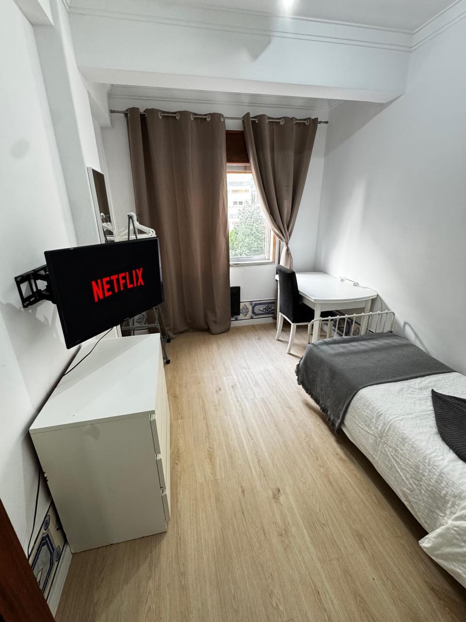 Bed, TV and multimedia, Bedroom