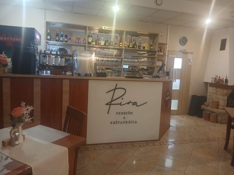Restaurant/places to eat, Restaurant/places to eat, Food and drinks, Banquet/Function facilities, Drinks