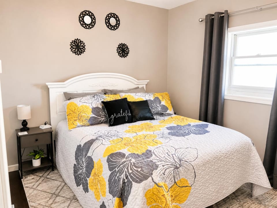Bed, Photo of the whole room, Decorative detail, Bedroom
