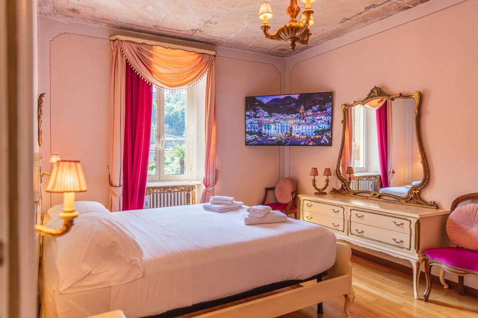 Bed, TV and multimedia, Bedroom