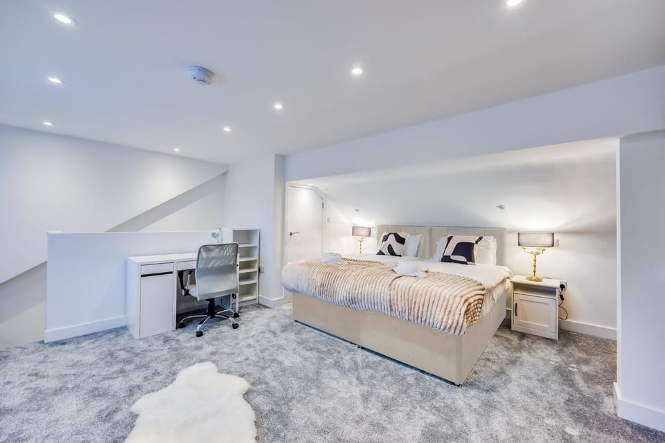 Stylish Home - Pool table, Virgin TV, Fast Wifi, Garden and Self-Check-In by Yoko Property Apartment in Northampton