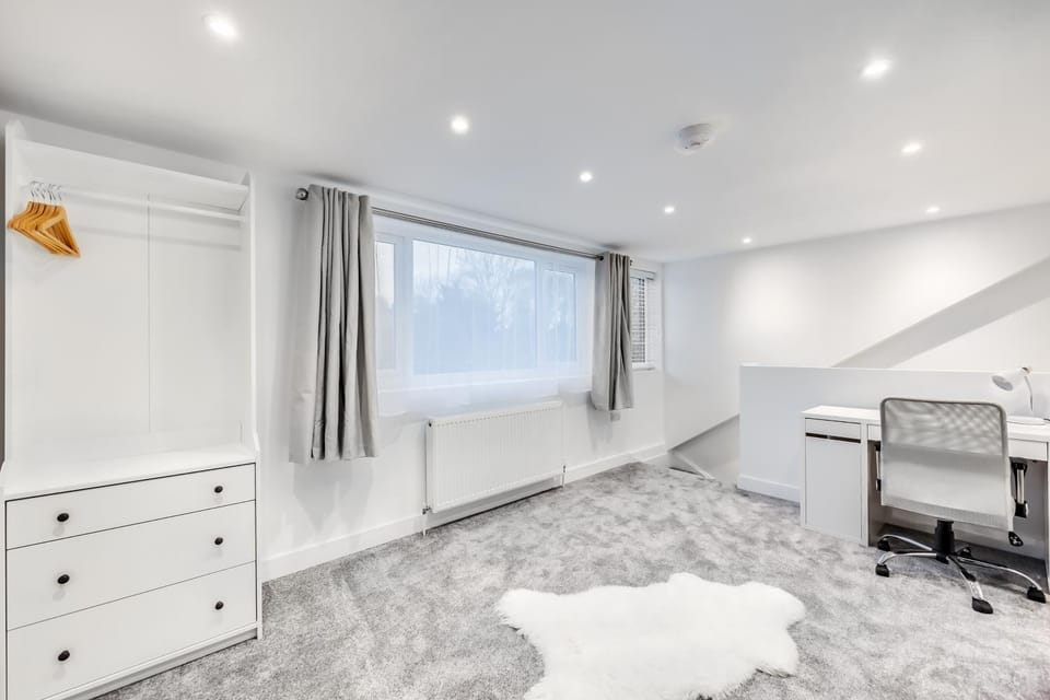 Stylish Home - Pool table, Virgin TV, Fast Wifi, Garden and Self-Check-In by Yoko Property Apartment in Northampton