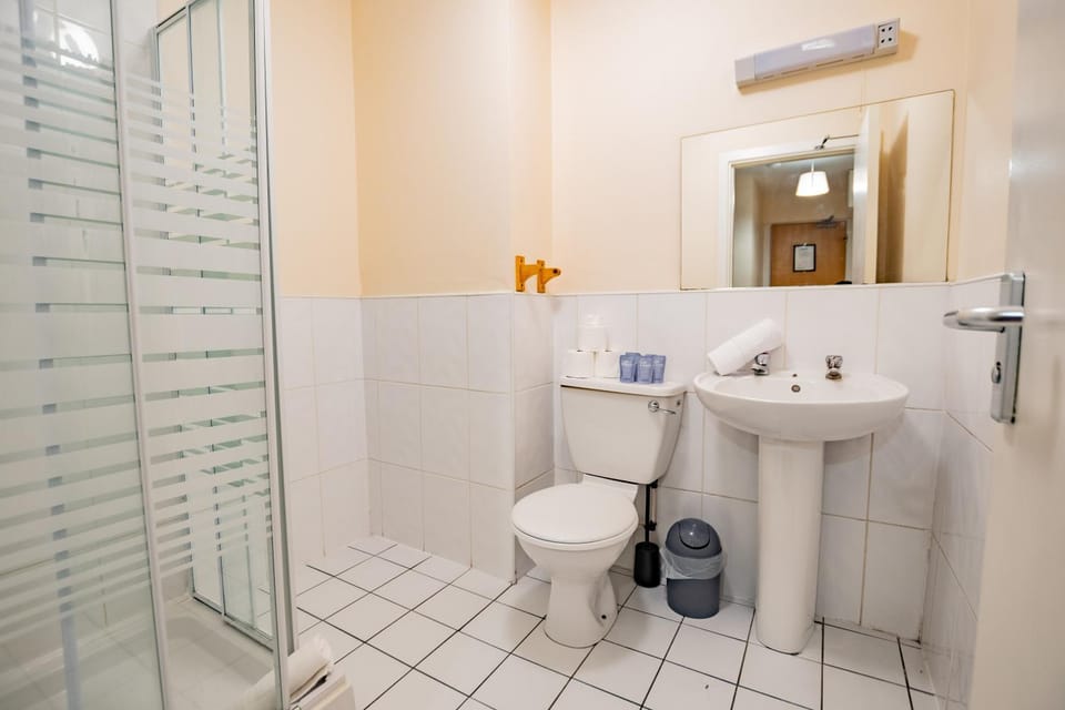 Limerick City - Spacious 4-Bed Apartment, Sleeps 6 Apartment in Limerick